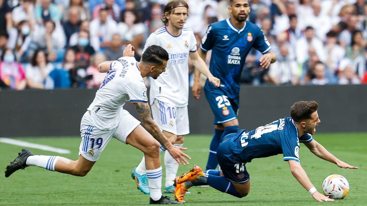 Lance de partido entre Ceballos (Real Madrid) y Melendo (Espanyol)