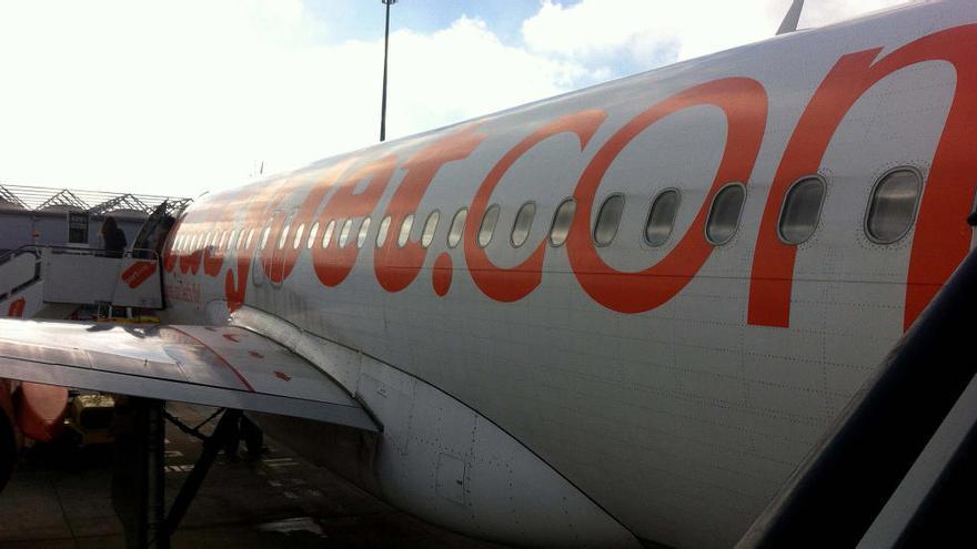 Un avión de Easyjet en el aeropuerto de Asturias.