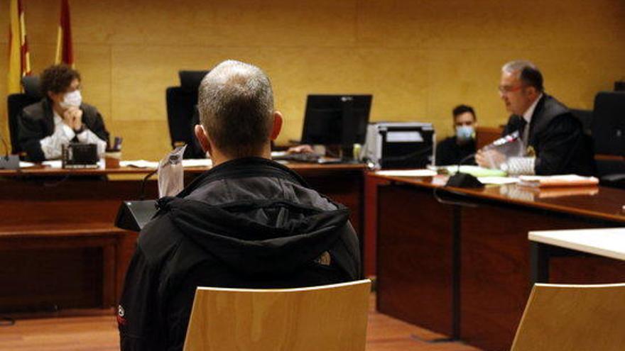L&#039;acusat, d&#039;esquenes, davant el tribunal de la Secció Quarta de l&#039;Audiència de Girona