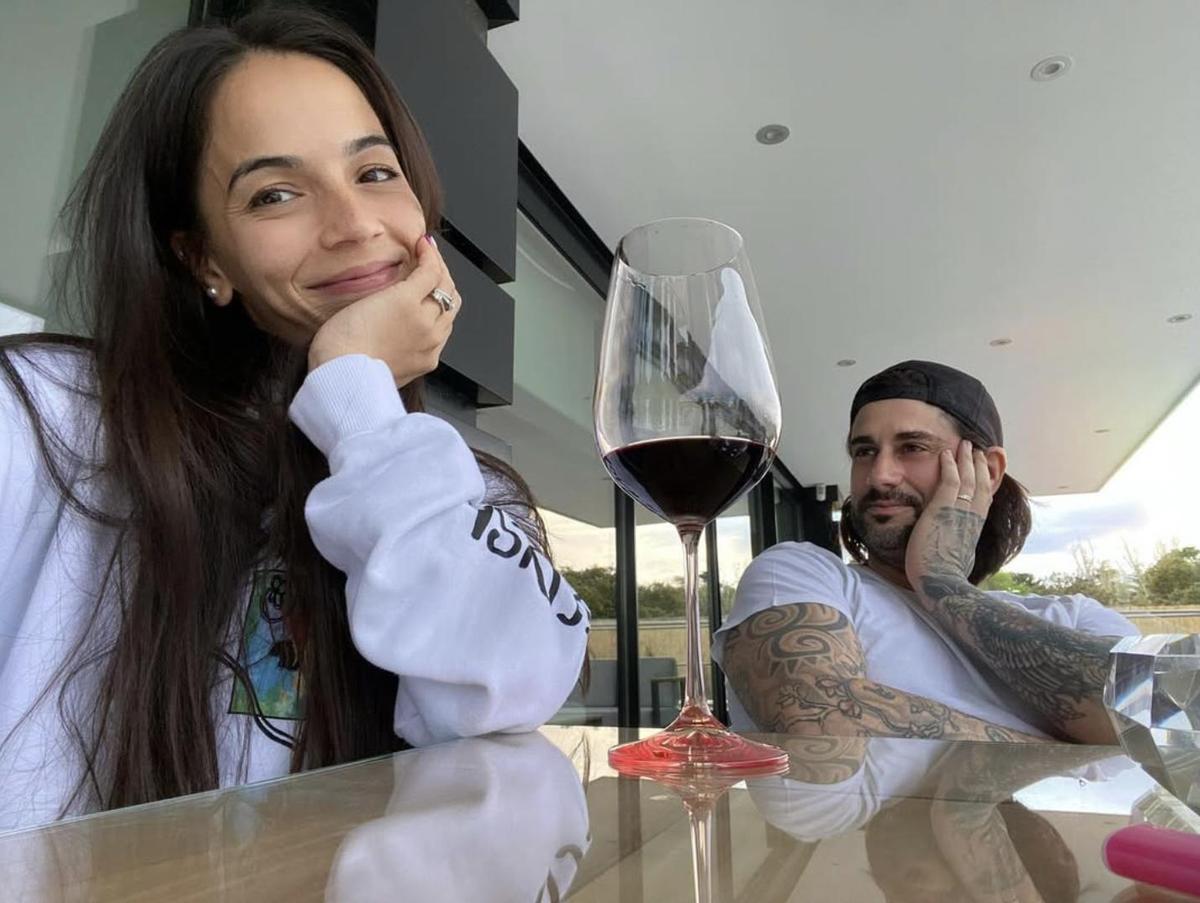 Melendi y su mujer Julia disfrutan de un plan romántico en su jardín