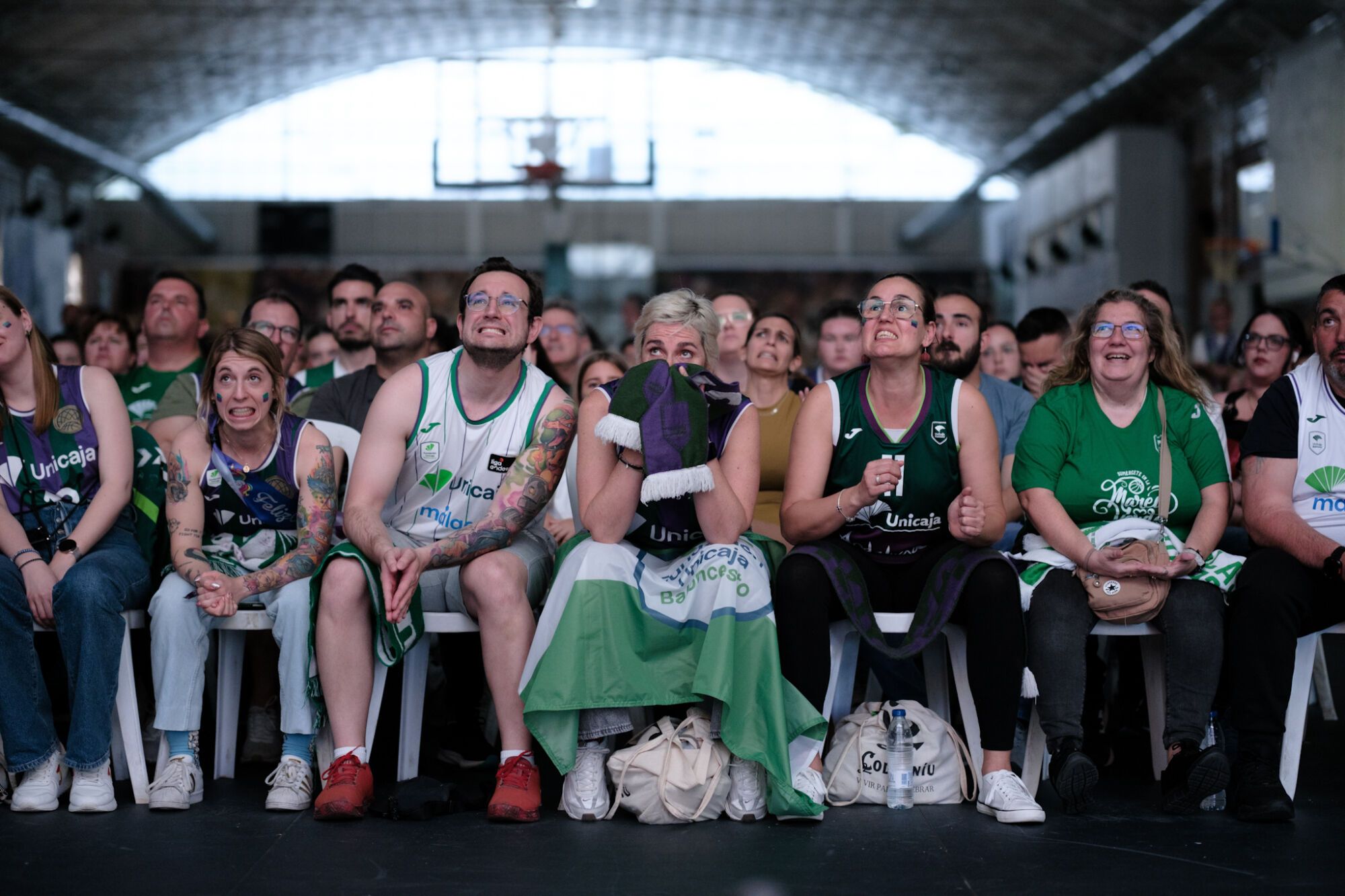 La afición del Unicaja sigue la final de la BCL en Los Guindos