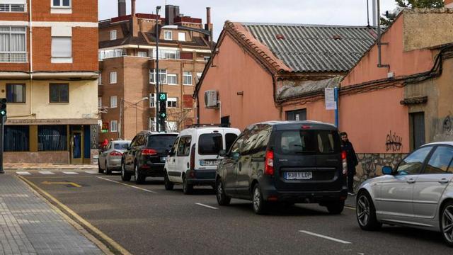 Despistes y colas tras la reanudación de las obras de humanización