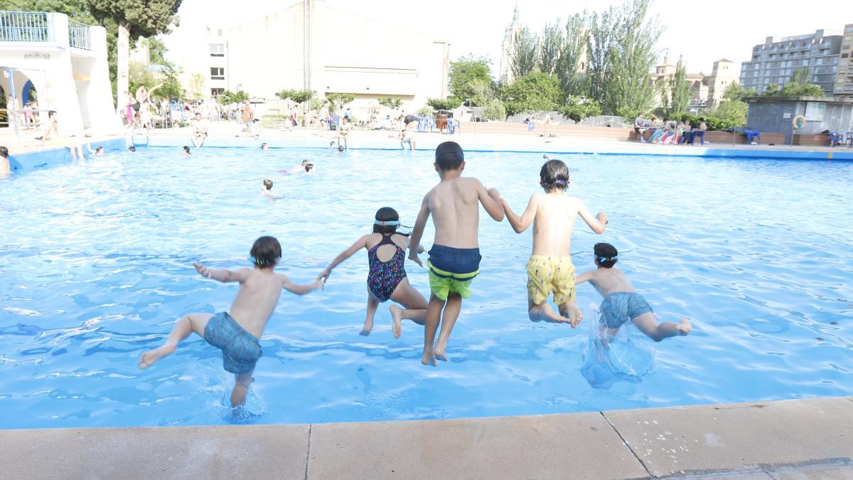 Varios niños disfrutan de una tarde de piscina en Zaragoza.
