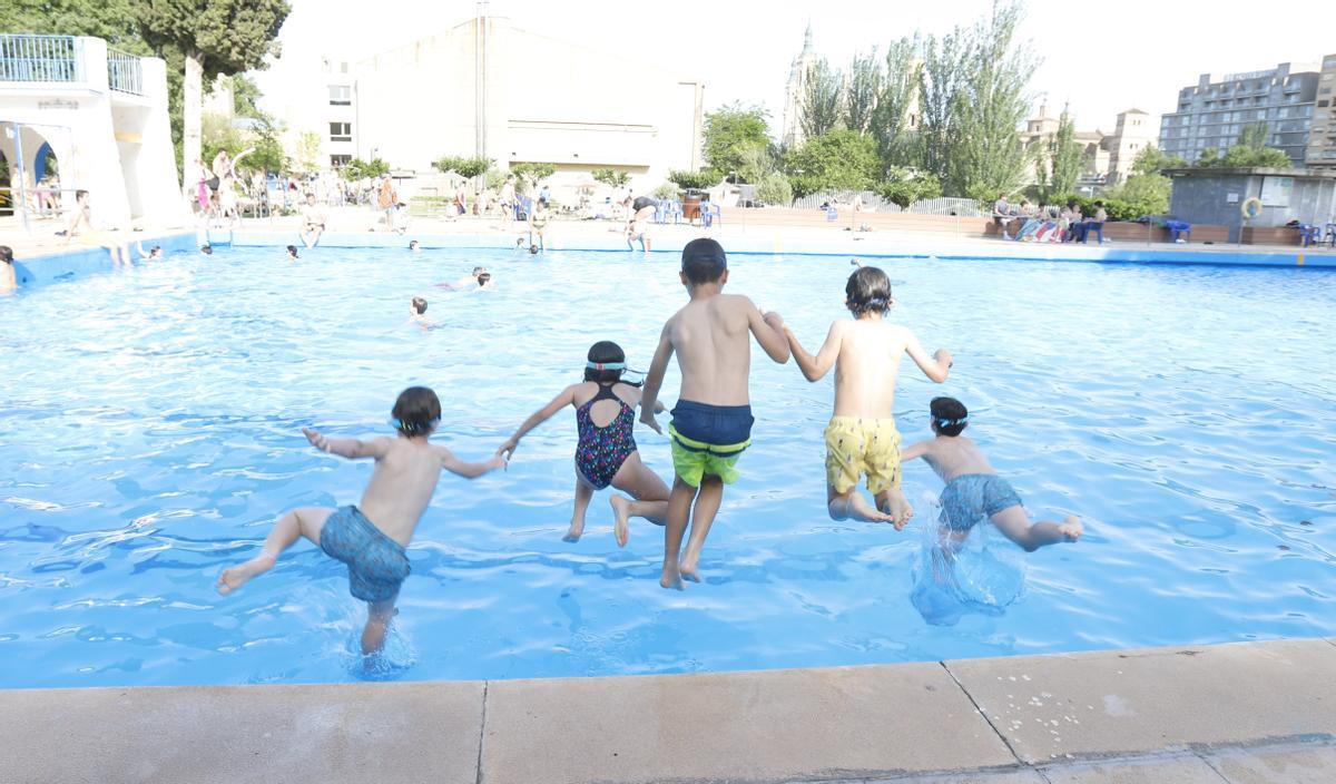 Varios niños disfrutan de una tarde de piscina en Zaragoza.