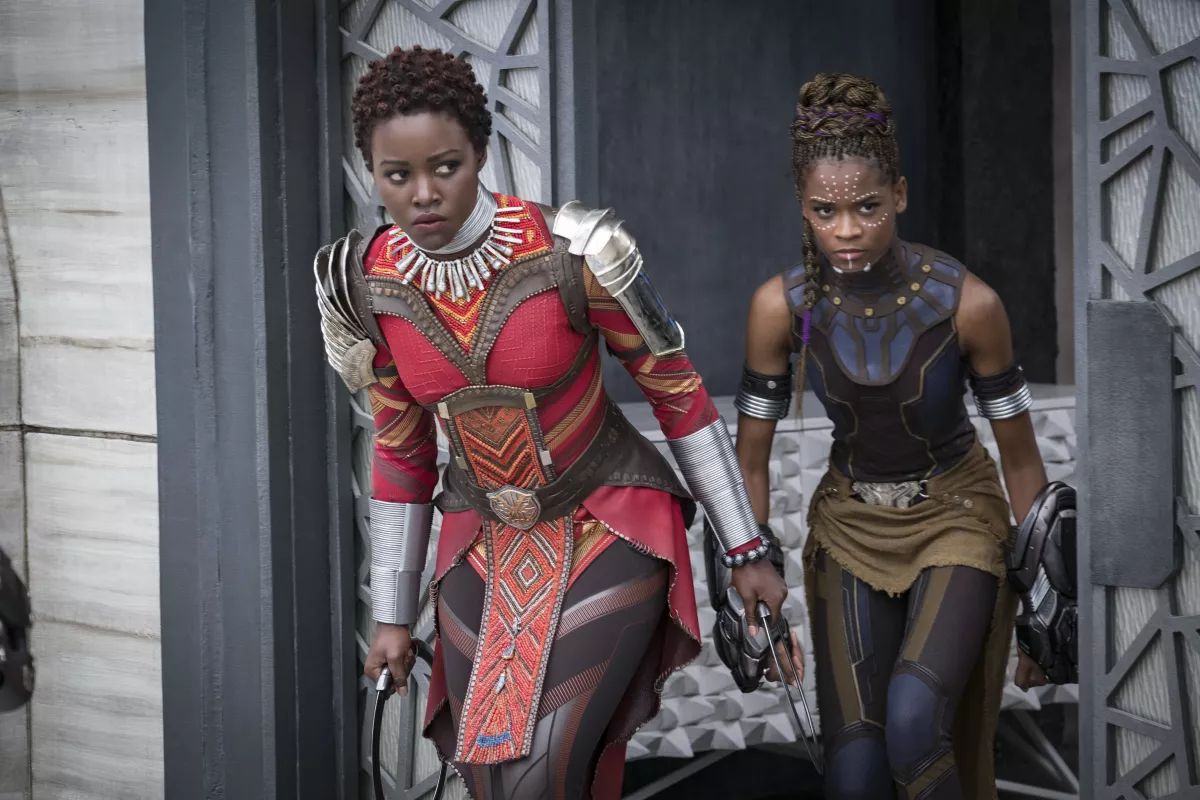 Las actrices Lupita Nyong’o y Letitia Wright en una escena de 'Black Panther' de Marvel Studios.