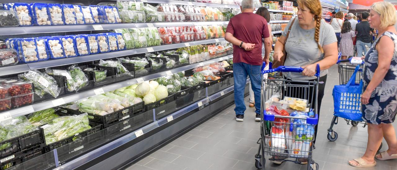 Clientes en uno de los lineales de un supermercado del Archipiélago.