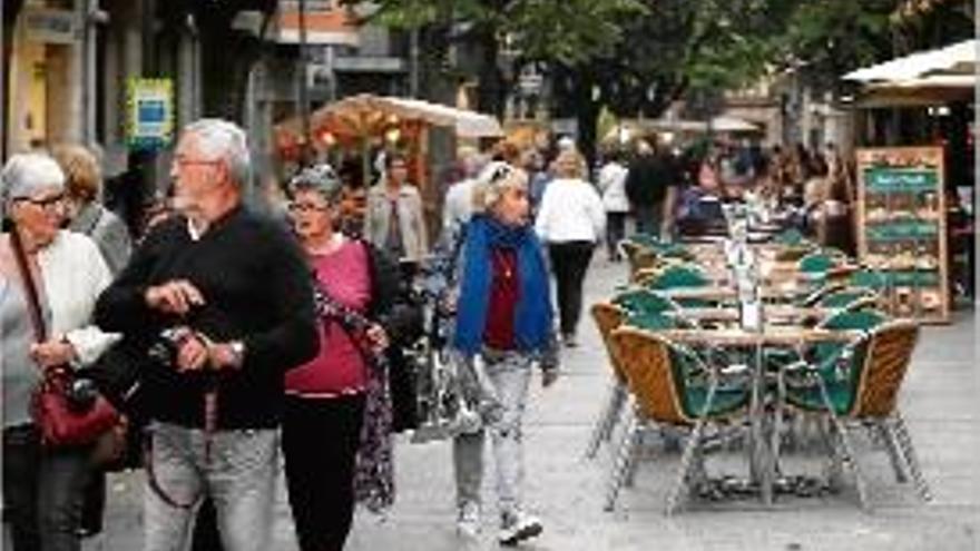 Turistes a la ciutat de Girona durant el mes d&#039;octubre