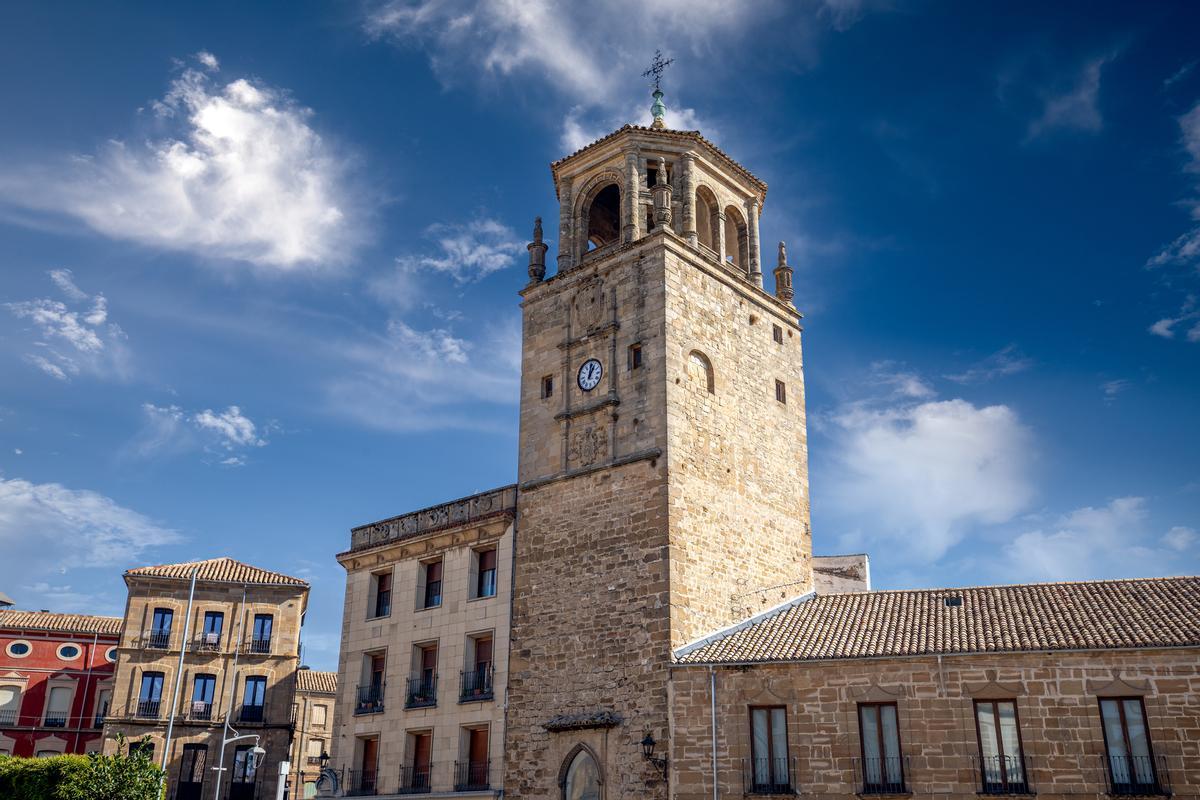 Vista de la torre del reloj en la ciudad de Úbeda
