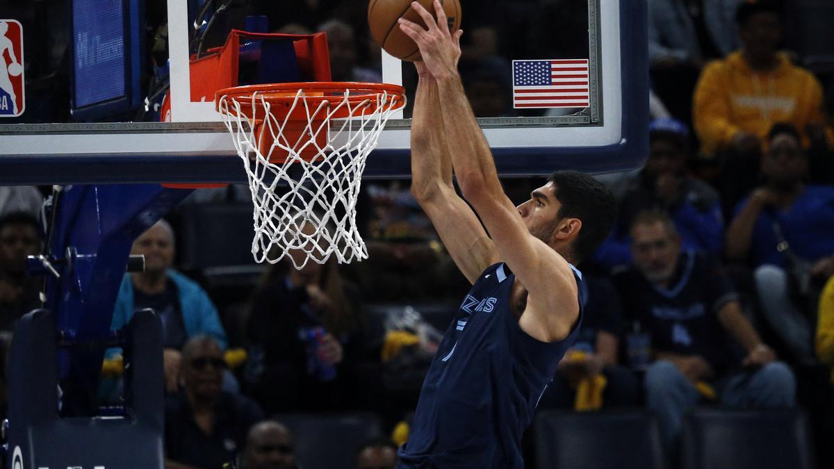 Santi Aldama realiza un mate durante el encuentro frente a los Charlotte Hornets