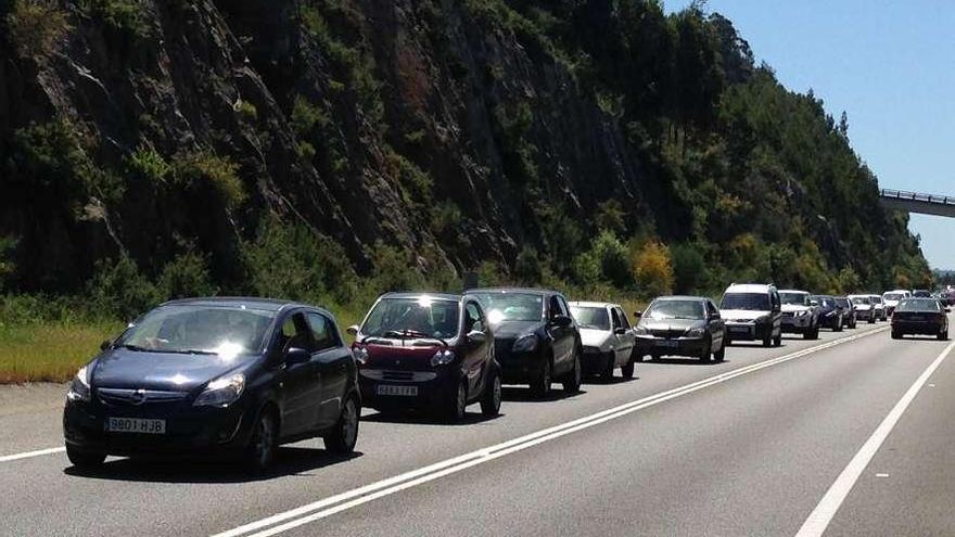 Caravana de vehículos en dirección a Cangas, ayer a mediodía en el Corredor.