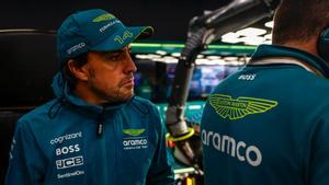 Fernando Alonso, en el box de su equipo en Zandvoort