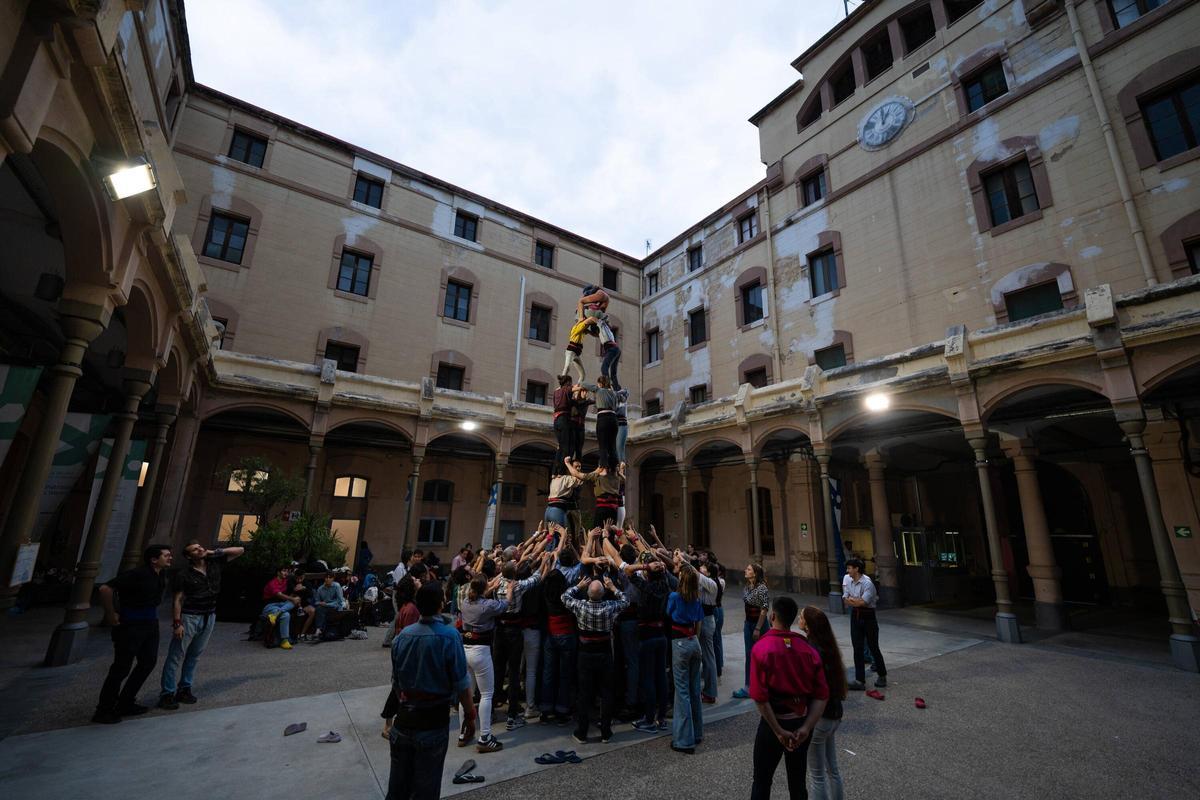 Esquerdats, la colla castellera que ensaya en la Modelo