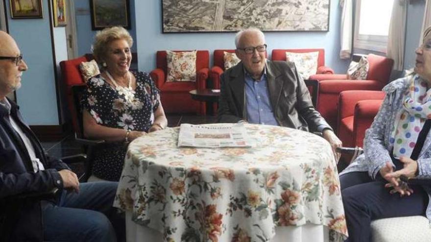 Fernando Álvarez, María Teresa Rodríguez, Julián López y Chelo Rodríguez, en el centro de mayores de Afundación, durante la conversación.