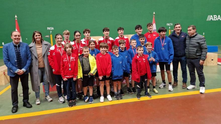 La directora general de Deportes, Manuela Fernández, y el concejal Jorge Pañeda, con los participantes en el Regional de parkour. |