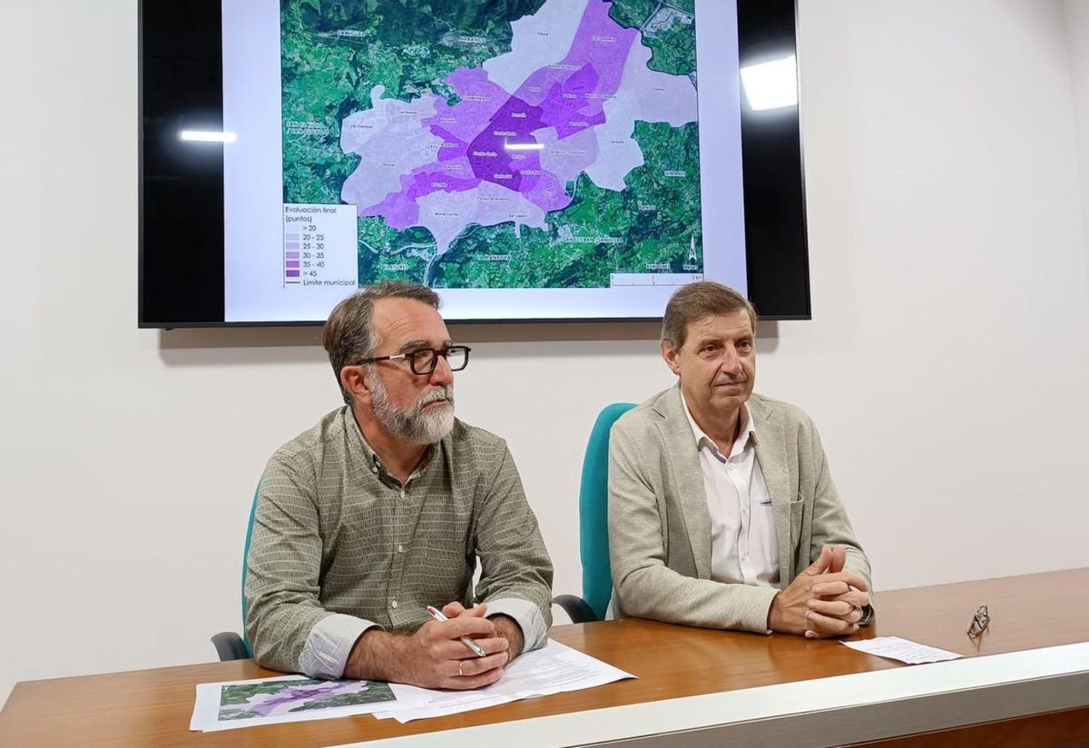 Juan Álvarez y Carlos Fernández Llaneza en la sala de prensa del Ayuntamiento.