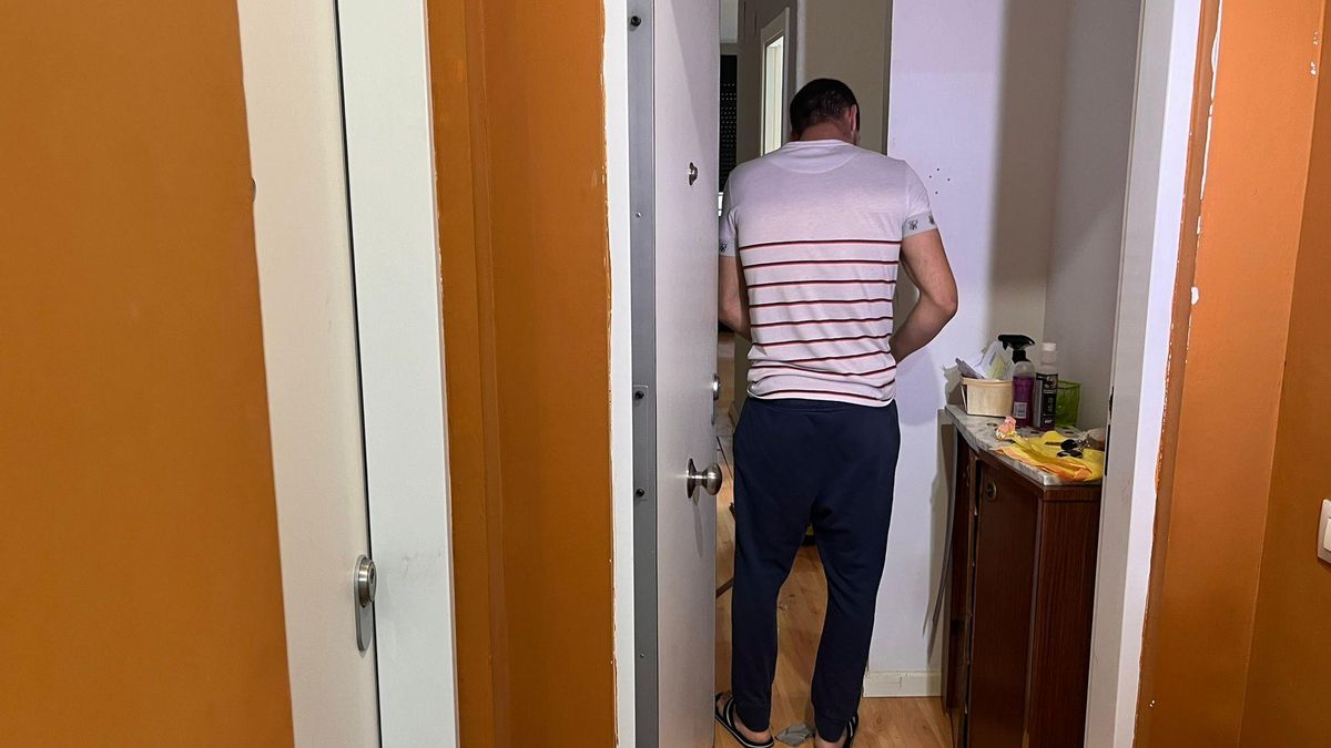 Óscar en la puerta de la casa de la que ha sido desahuciado esta mañana.