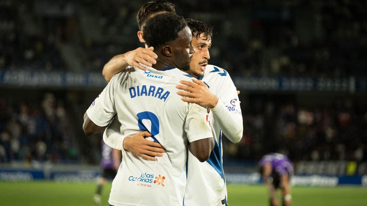 Jugadores de CD Tenerife celebran un goles ante el Córdoba.