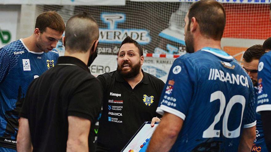 Nacho Moyano da instrucciones a sus jugadores en un tiempo muerto.