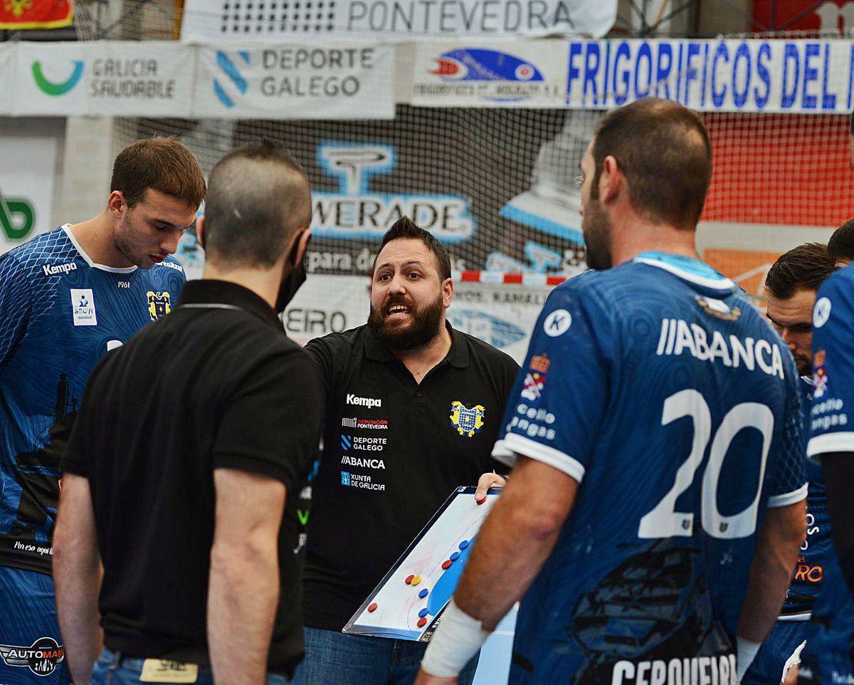 Nacho Moyano da instrucciones a sus jugadores en un tiempo muerto.