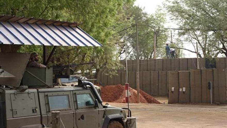 Un vehículo Lince da protección a las obras de fortificación de la base de la Brilat en Mali. // EMAD