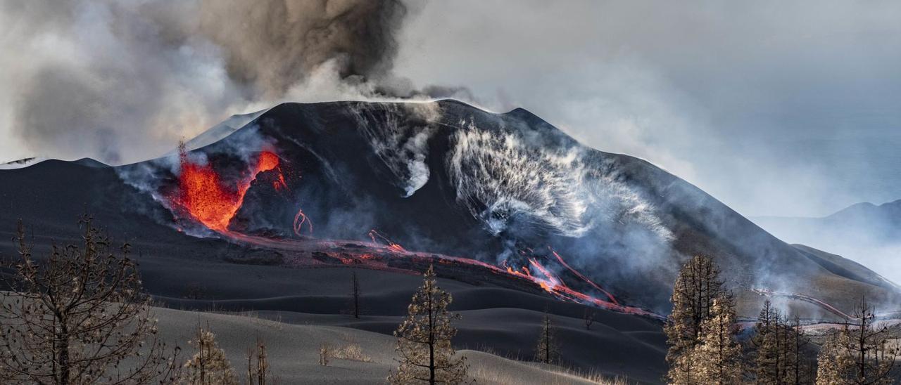 La lava del volcán de La Palma discurre por la zona de la carretera de El Hoyo (5/12/2021)