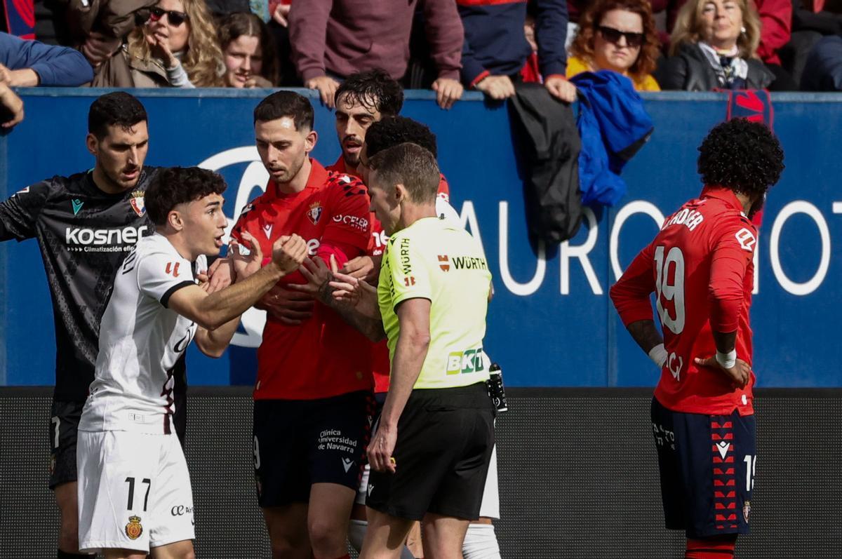 Jan Virgili protesta a Hernández Hernández después de que el árbitro le mostrase la roja.