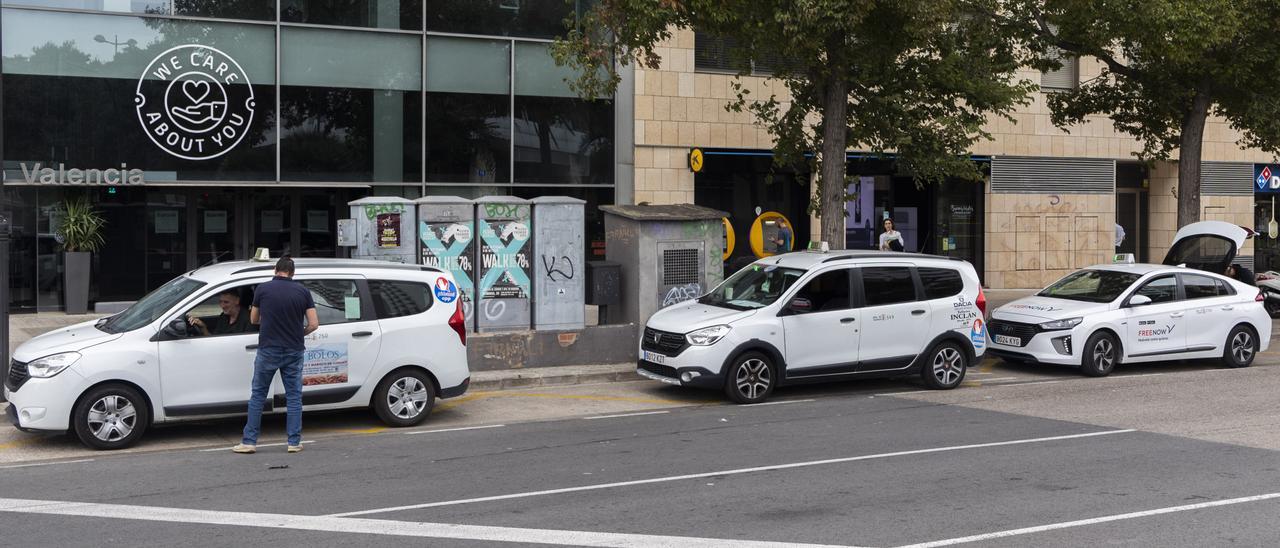 Taxistas en una parada, ayer en València.