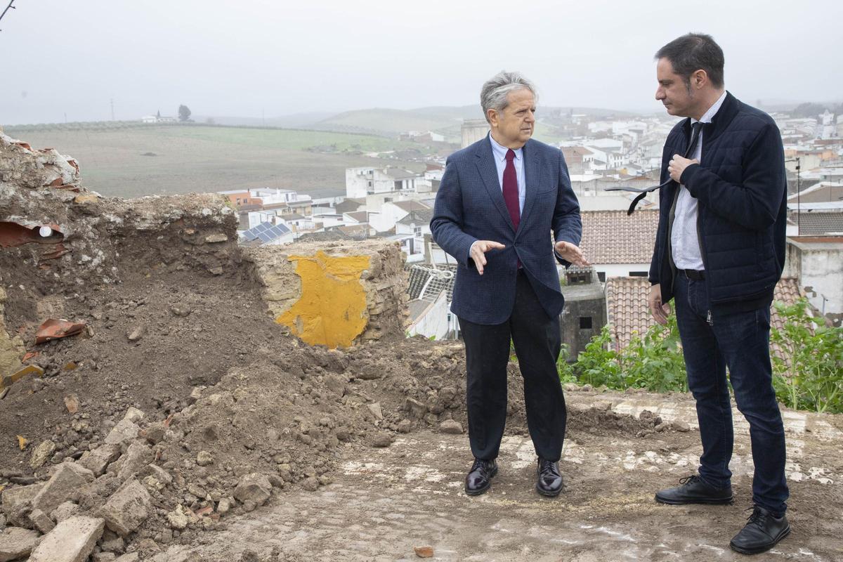 Salvador Fuentes y Julio Criado, junto al muro de tapial derribado por el temporal en Castro del Rïo.