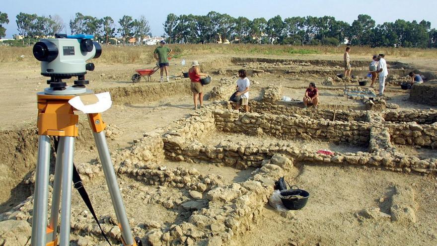 Imagen del Cerro del Villar en las excavaciones de 2003. | L.O.