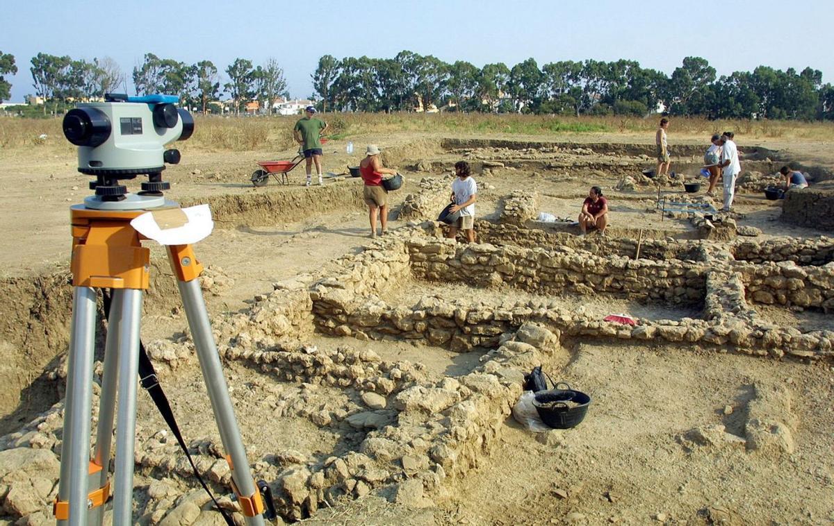 Imagen del Cerro del Villar en las excavaciones de 2003. | L.O.