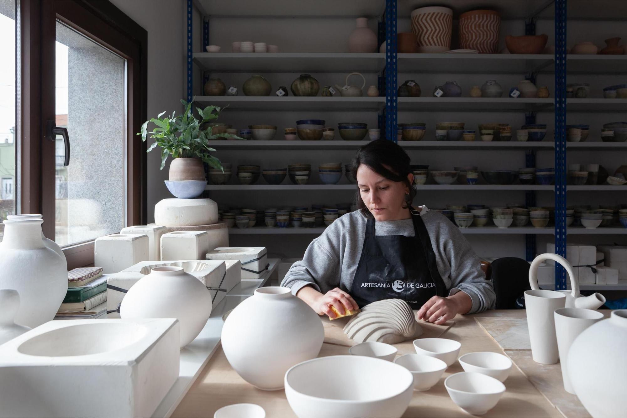 Loaira Pérez, en su taller de A Pobra do Caramiñal