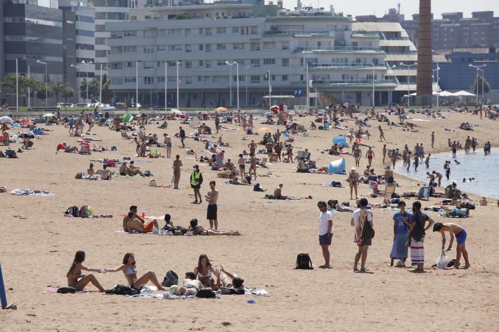 Sábado de playa en Asturias: parcelas de arenal