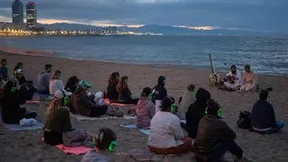 Hasta 400 personas se reúnen para ver amanecer con cascos luminosos en la Barceloneta