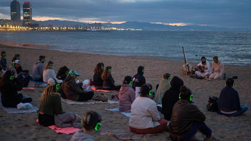 Un momento de la última sesión de Show Up con cascos inalámbricos en la playa de Sant Sebastià.