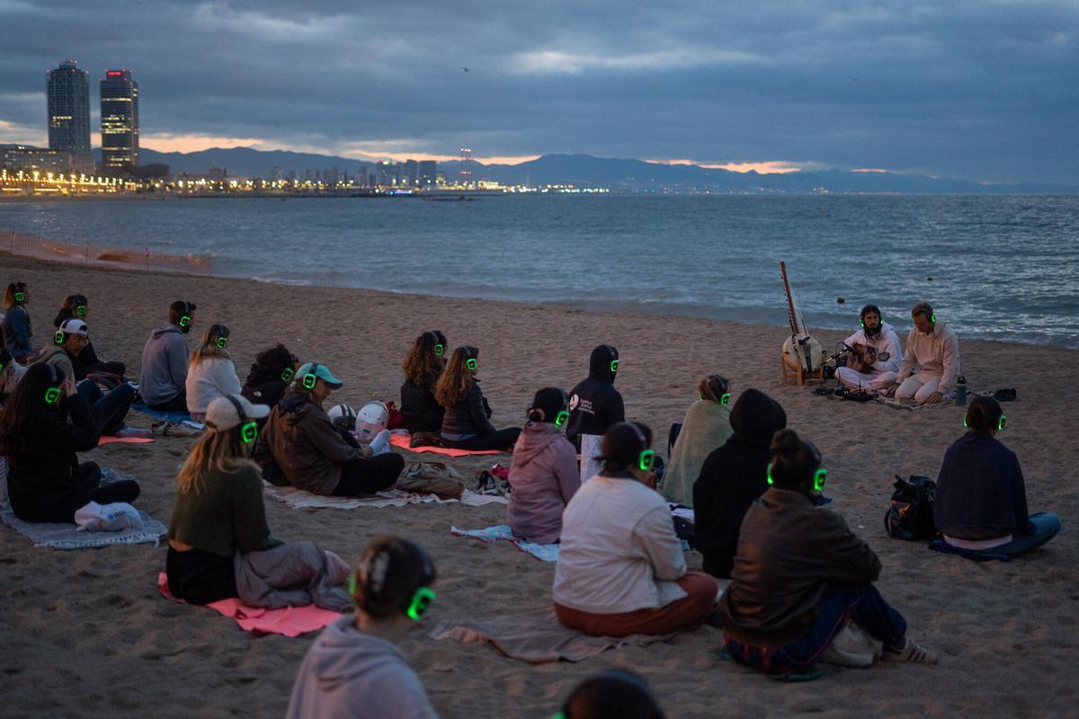 Un momento de la última sesión de Show Up con cascos inalámbricos en la playa de Sant Sebastià.