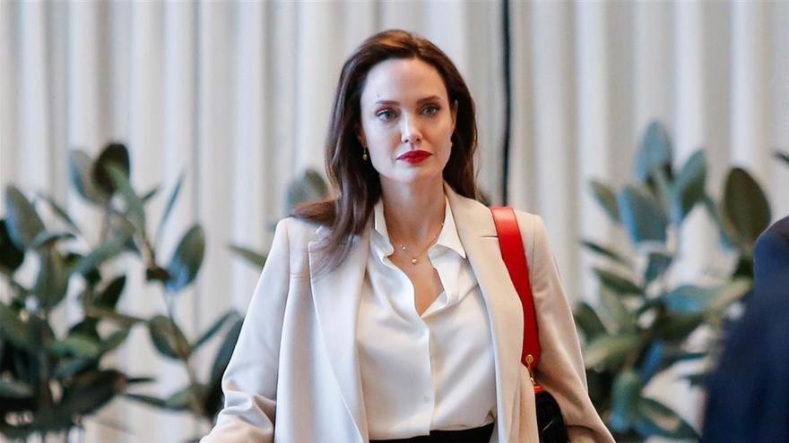 Angelina Jolie llega a los 45 volcada en sus hijos
