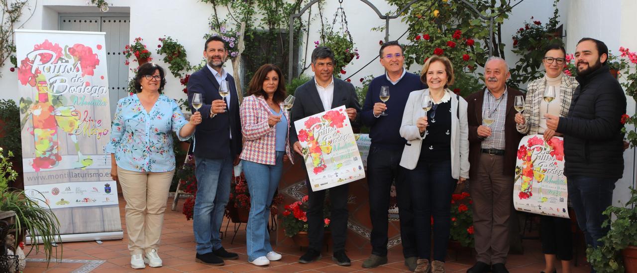 Representantes de las bodegas y lagares participantes, junto al alcalde, Rafael Llamas, y al edil Manuel Carmona.