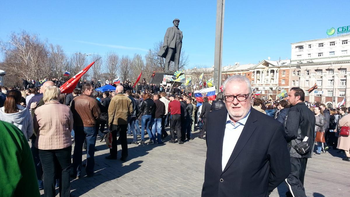 Agramunt, como observador internacional, en las protestas prorrusas de Donetsk en 2014 ante la estatua de Lenin.