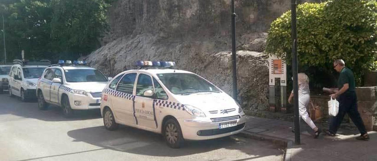 El primer término, el vehículo de la Policía de Llanes que no superó la ITV; detrás, el todoterreno.