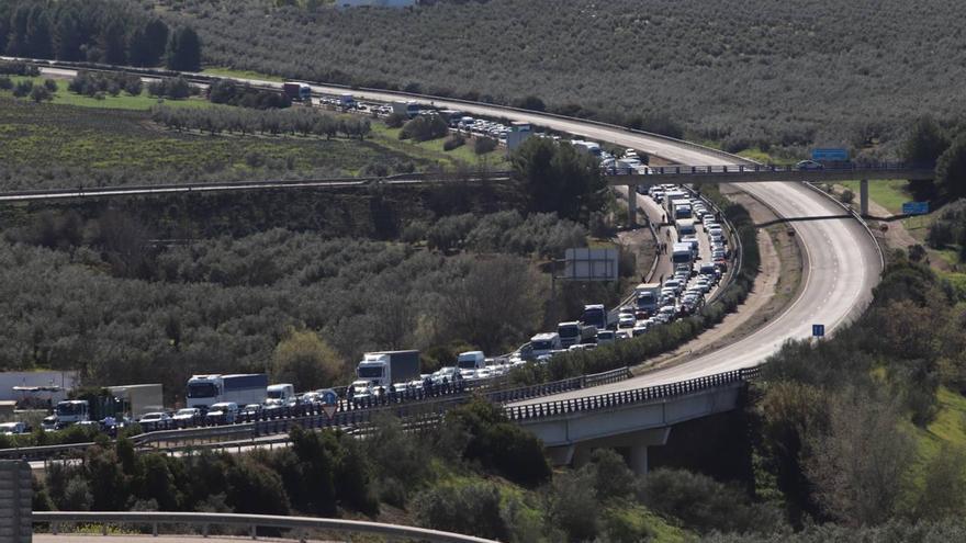 Un accidente entre dos camiones en la A-45 obliga a cortar el tráfico y causa importantes retenciones en sentido Córdoba