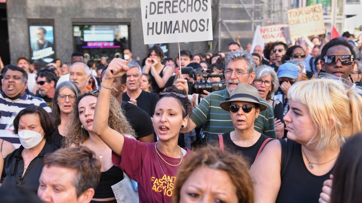 Varias personas durante una manifestación contra las políticas migratorias, en la Plaza del Callao, el 26 de junio de 2022, en Madrid.