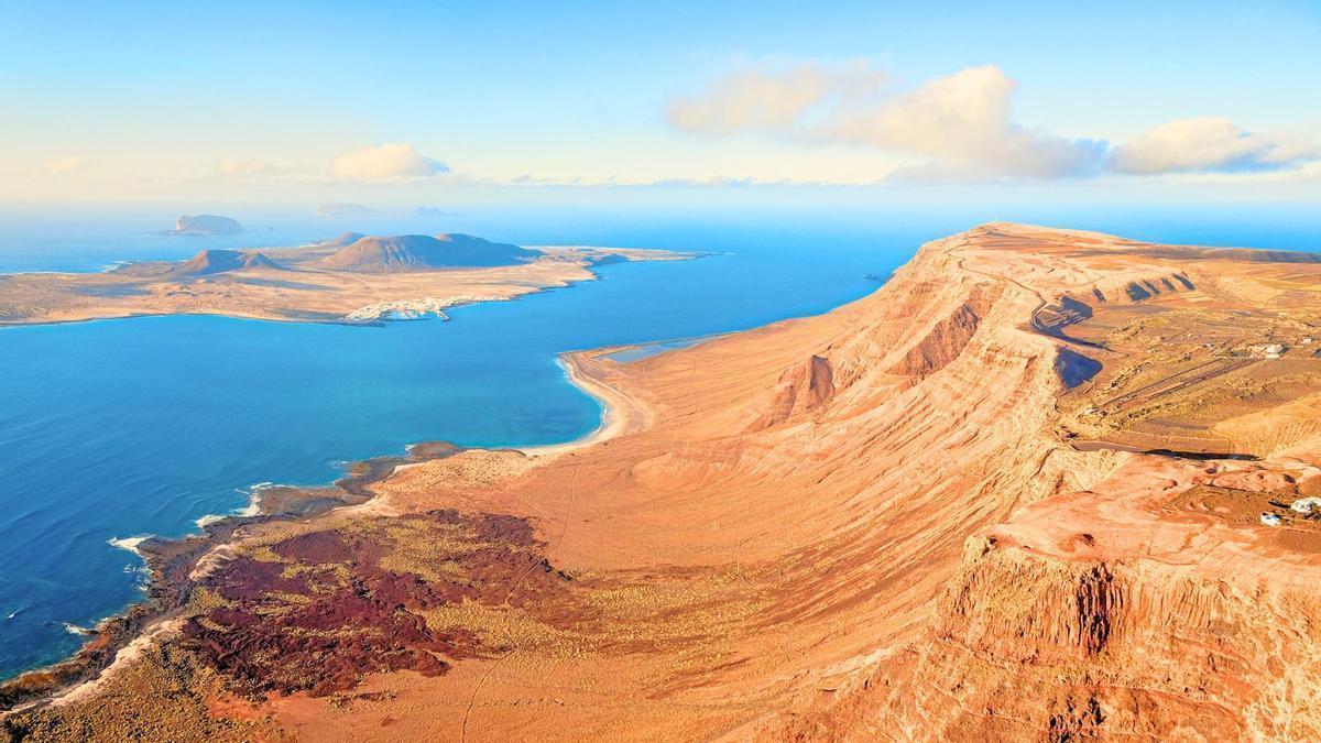La octava isla de Canarias no tiene ni una sola carretera asfaltada: calles de arena, menos de 700 habitantes y la mayor Reserva Marina de Europa