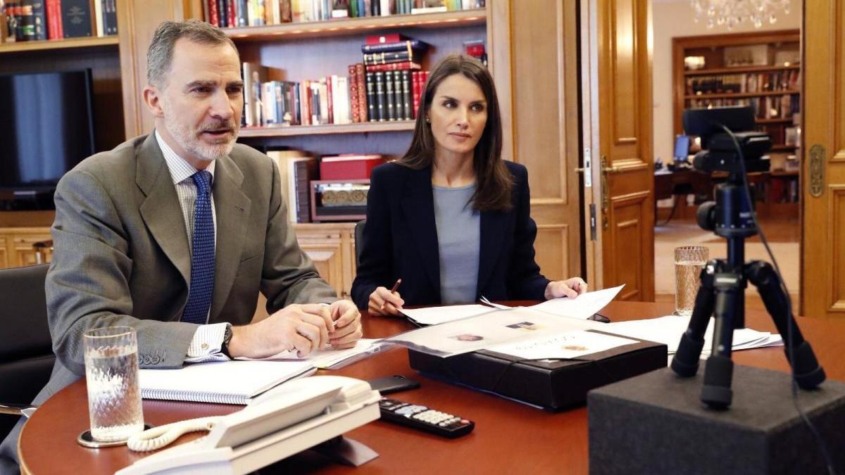 Los Reyes de España, en una videoconferencia. // EFE