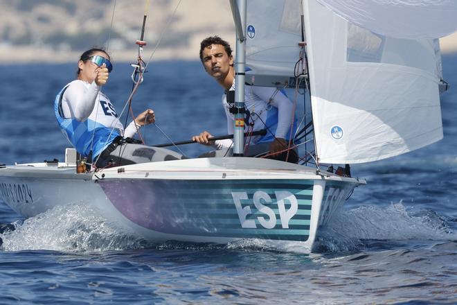 Jordi Xammar Hernandez y Nora Brugman Cabot compiten en vela en la medal race Mixed Dinghy en los Juegos Olímpicos París 2024.