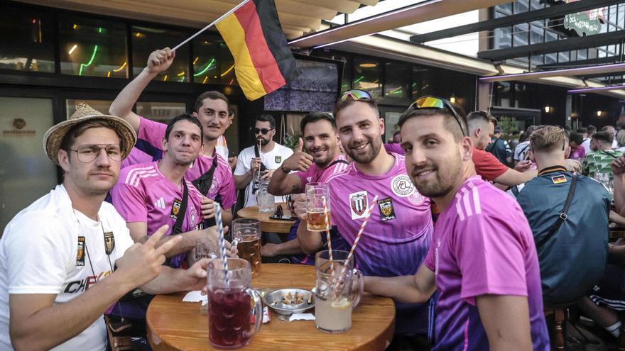 Los turistas alemanes festejan el triunfo de la Mannschaft en s&#039;Arenal
