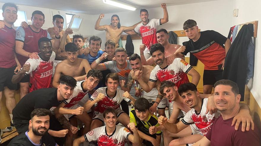 Los futbolistas del Atlético Espeleño celebran su triunfo ante el Ayamonte.