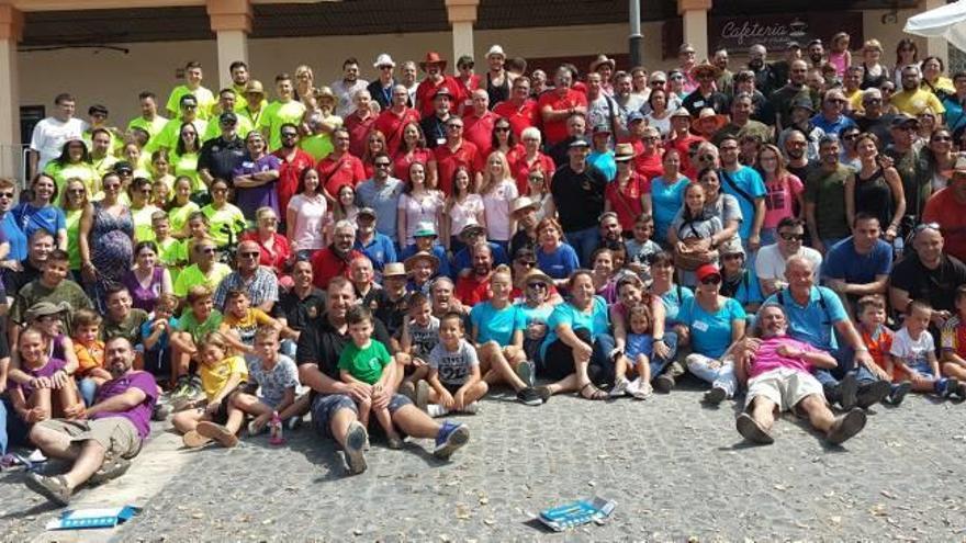 Participantes y fiesteros tras la mascletà manual.