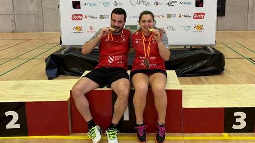 Alejandro Ramos y Raquel Míguens con sus medallas. // FDV