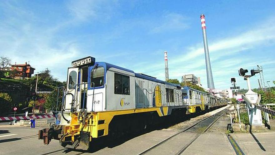 Un tren de Feve transporta carbón desde la central térmica de Soto de Ribera.