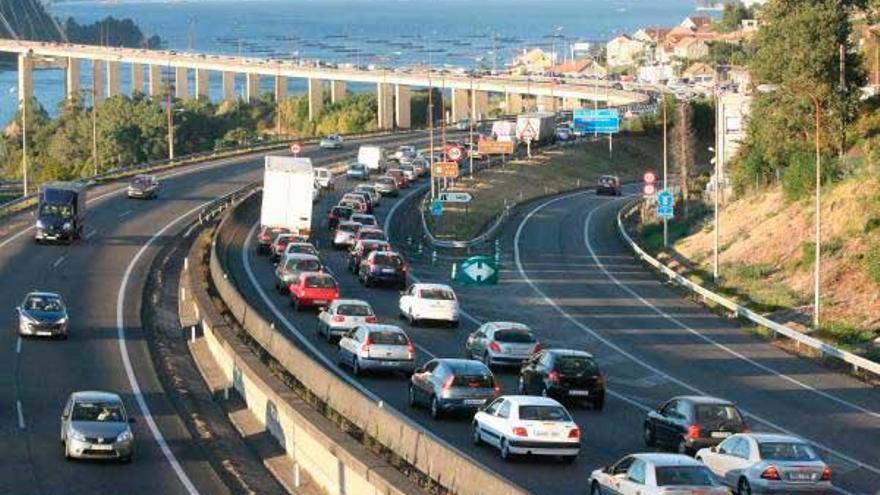 Atasco en las proximidades del puente de Rande.